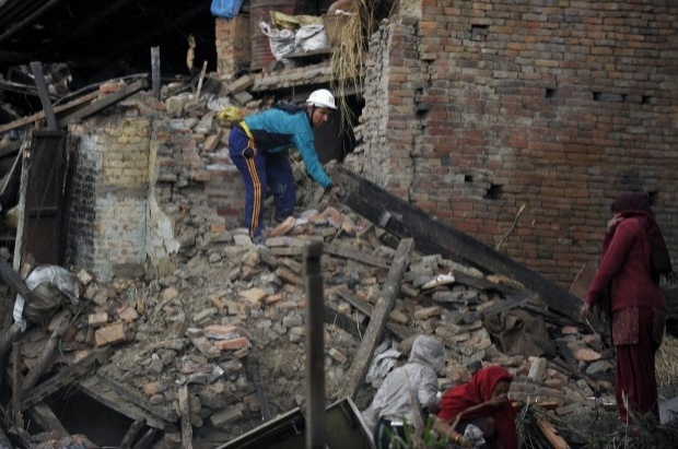“ในหลวง-ราชินี” พระราชทานเงิน 10 ล้าน ช่วยเหลือผู้ประสบภัยพิบัติแผ่นดินไหวเนปาล