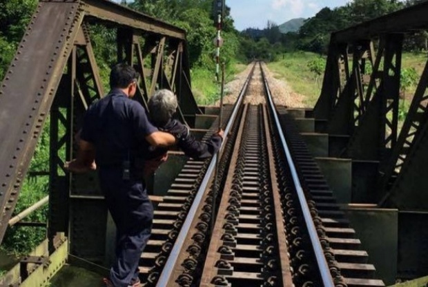 สุดประทับใจ! พนักงานรถไฟยอมจอดรถ เพื่ออุ้มยายข้ามสะพานร้อยศพ หลังยายเป็นลมกลางสะพาน