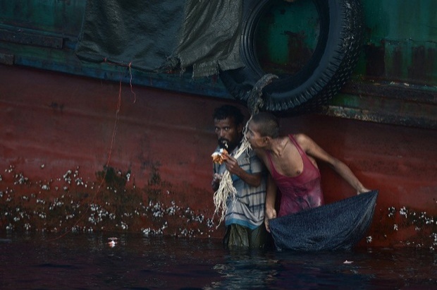 ภาพสุดเศร้า ชาวโรฮีนจา กระโดดลงสู่ทะเล เก็บอาหารที่ไทยส่งช่วยเหลือ