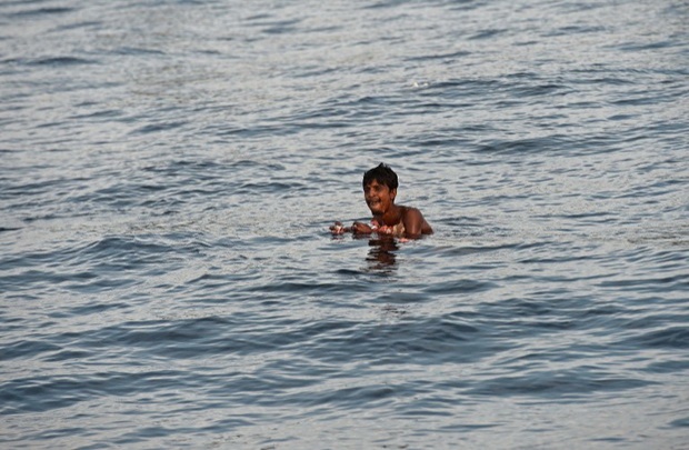 ภาพสุดเศร้า ชาวโรฮีนจา กระโดดลงสู่ทะเล เก็บอาหารที่ไทยส่งช่วยเหลือ