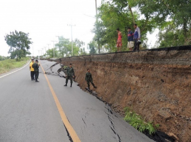 ภัยแล้งสระบุรี น้ำแห้งคลองดินถล่ม ทำให้ถนนทรุดเป็นแนวยาว