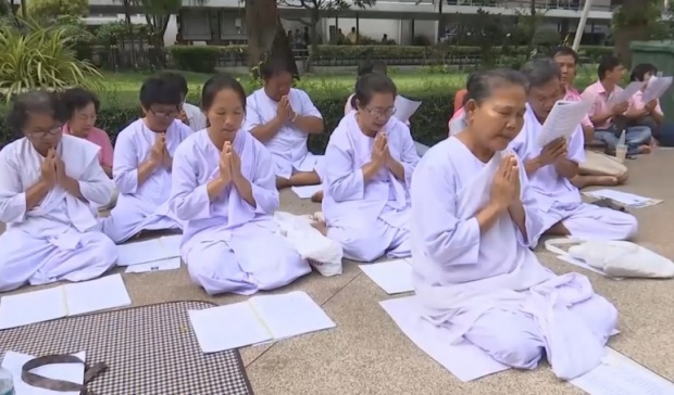 ภาพบรรยากาศ ปชช.ทยอยเดินทางไปศิริราช ถวายพระพร “ในหลวง” 