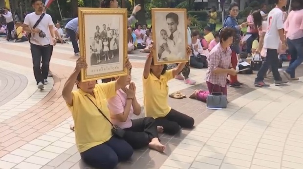 ภาพบรรยากาศ ปชช.ทยอยเดินทางไปศิริราช ถวายพระพร “ในหลวง” 