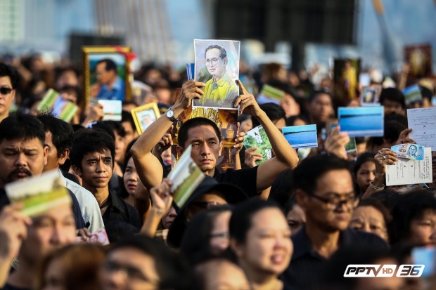 ประมวลภาพ ประชาชน ล้น สะพานภูมิพล น้อมรำลึก พระมหากรุณาธิคุณ ร.9 