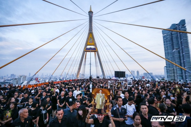 ประมวลภาพ ประชาชน ล้น สะพานภูมิพล น้อมรำลึก พระมหากรุณาธิคุณ ร.9 