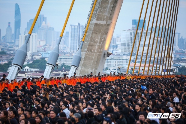 ประมวลภาพ ประชาชน ล้น สะพานภูมิพล น้อมรำลึก พระมหากรุณาธิคุณ ร.9 