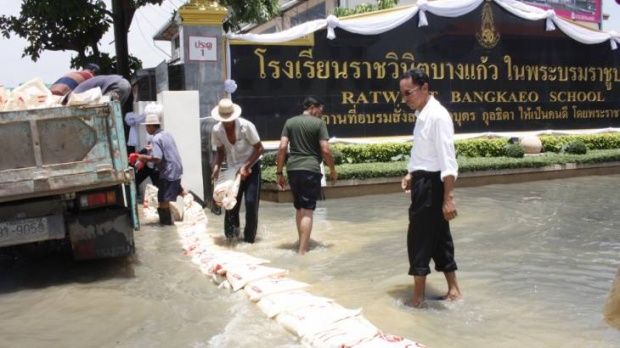 ครึ่งวันน้ำยังไม่ลด! รร.ราชวินิตบางแก้ว เร่งสูบน้ำระบายออก!