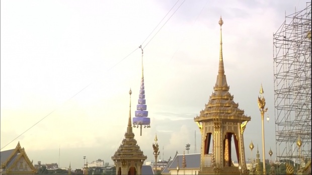 ร.10 เสด็จพระราชดำเนินไปทรงยกนพปฎลมหาเศวตฉัตรยอดพระเมรุมาศ