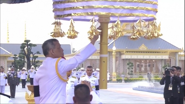 ร.10 เสด็จพระราชดำเนินไปทรงยกนพปฎลมหาเศวตฉัตรยอดพระเมรุมาศ