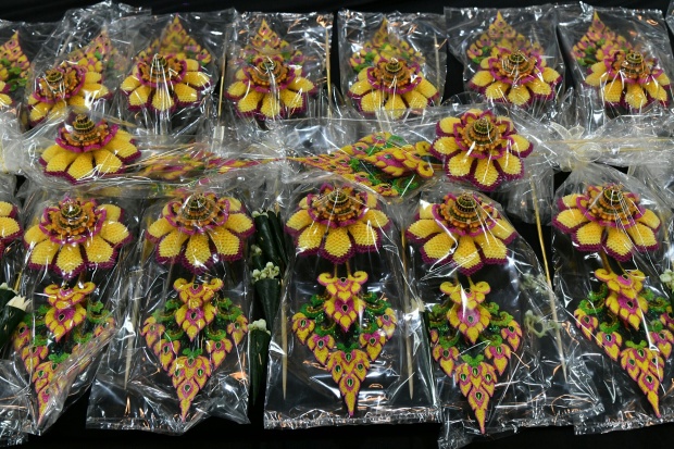 อัญเชิญกรองดอกไม้ฝีพระหัตถ์ “สมเด็จพระเทพฯ” ประดับชั้นบนสุดพระจิตกาธาน (รูปเยอะ)