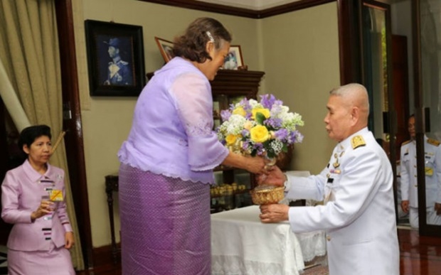 “ในหลวง” พระราชทานแจกันดอกไม้ “สมเด็จพระเทพฯ” ในวันคล้ายวันพระราชสมภพ