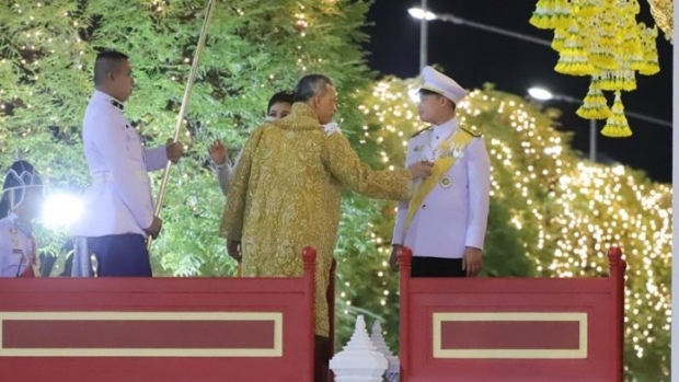 ชมพระบรมฉายาลักษณ์ พระบาทสมเด็จพระเจ้าอยู่หัว มีพระราชปฏิสันถารกับพระธิดาและพระโอรส