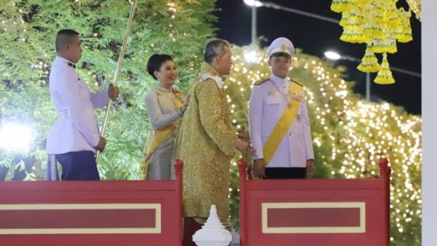 ชมพระบรมฉายาลักษณ์ พระบาทสมเด็จพระเจ้าอยู่หัว มีพระราชปฏิสันถารกับพระธิดาและพระโอรส