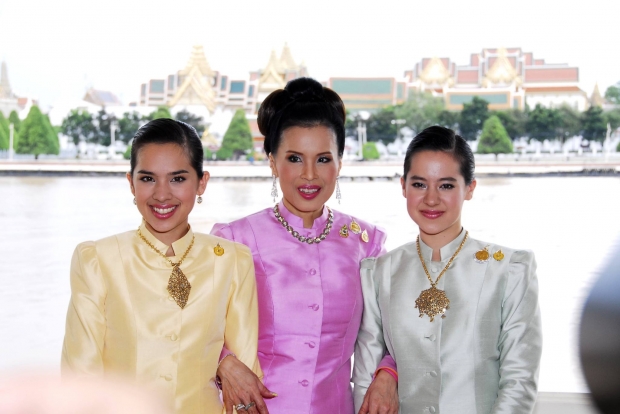 พระราชทานเครื่องราชฯฝ่ายในและเหรียญรัตนาภรณ์แด่ คุณพลอยไพลินและคุณสิริกิติยา เจนเซน