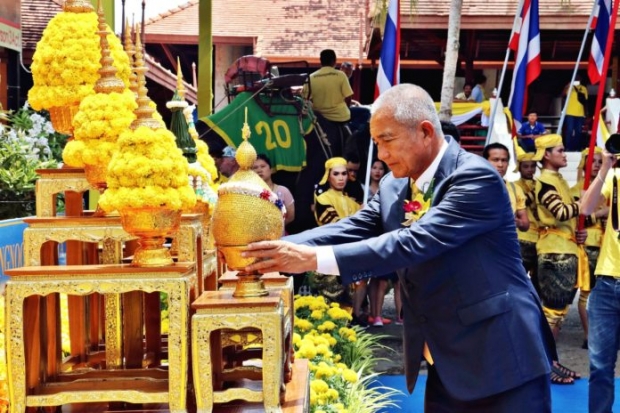 พังน้องหยก ให้งวงฟาดพู่กันเขียน “ทรงพระเจริญ” หน้าพระบรมฉายาลักษณ์ 