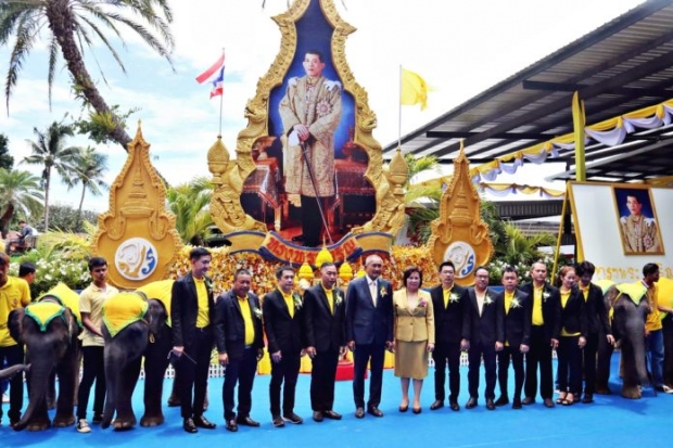 พังน้องหยก ให้งวงฟาดพู่กันเขียน “ทรงพระเจริญ” หน้าพระบรมฉายาลักษณ์ 