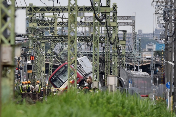 รถไฟสายด่วน ชนยับ ไถลตกราง-ปะทุเกิดเพลิงไหม้