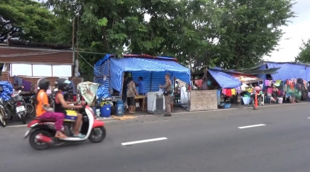 ชาวบ้านอุบลฯ วอนรถขับช้าๆ มีคน-สัตว์หนีน้ำท่วมยังต้องอาศัยริมถนน