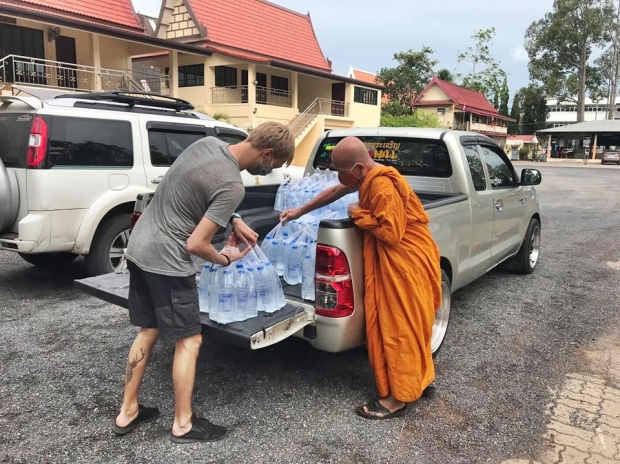 ฝรั่งเจอพิษโควิด ตกค้างสุราษฎร์ อาศัยวัดนอน-สอนภาษาเณรแลกข้าว