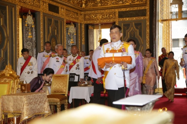 ในหลวง-พระราชินี ถวายผ้าพระกฐิน ณ วัดราชบพิธ