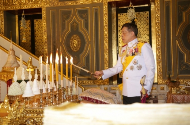 ในหลวง-พระราชินี ถวายผ้าพระกฐิน ณ วัดราชบพิธ