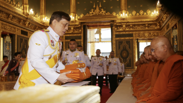 ในหลวง-พระราชินี ถวายผ้าพระกฐิน ณ วัดราชบพิธ