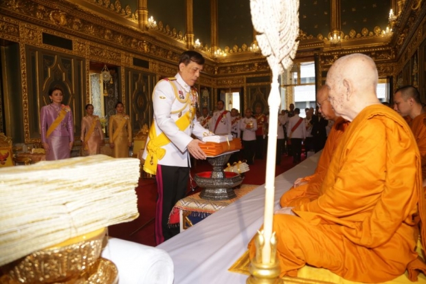 ในหลวง-พระราชินี ถวายผ้าพระกฐิน ณ วัดราชบพิธ