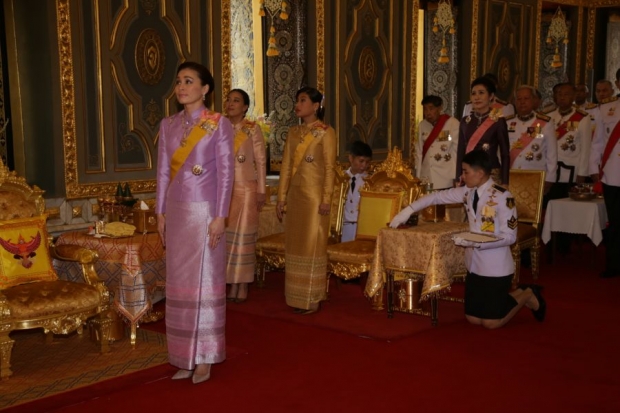 ในหลวง-พระราชินี ถวายผ้าพระกฐิน ณ วัดราชบพิธ