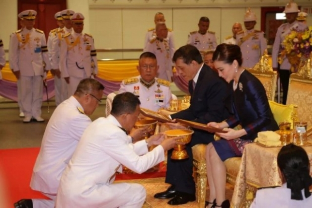 ในหลวง-พระราชินี เปิดรถไฟฟ้าสายเฉลิมรัชมงคล ประทับรถไฟฟ้าพระที่นั่ง