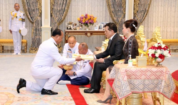 ในหลวง พระราชทานโฉนดที่ดินในพระปรมาภิไธย แก่สถานศึกษา-หน่วยงานรัฐ