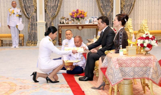 ในหลวง พระราชทานโฉนดที่ดินในพระปรมาภิไธย แก่สถานศึกษา-หน่วยงานรัฐ