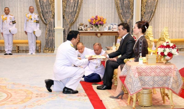 ในหลวง พระราชทานโฉนดที่ดินในพระปรมาภิไธย แก่สถานศึกษา-หน่วยงานรัฐ