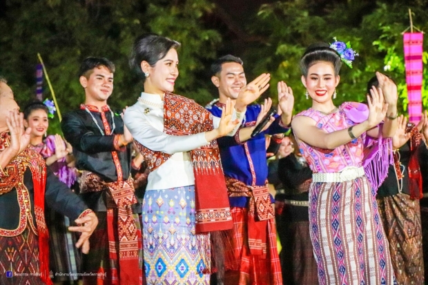 งดงาม เจ้าคุณพระสินีนาฏ สวมชุดผ้าไหมแพรวา ร่วมฟ้อนรำกับชาวกาฬสินธุ์อบอุ่น