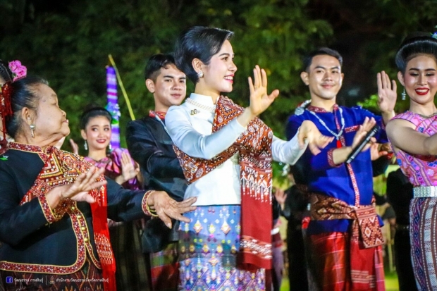 งดงาม เจ้าคุณพระสินีนาฏ สวมชุดผ้าไหมแพรวา ร่วมฟ้อนรำกับชาวกาฬสินธุ์อบอุ่น