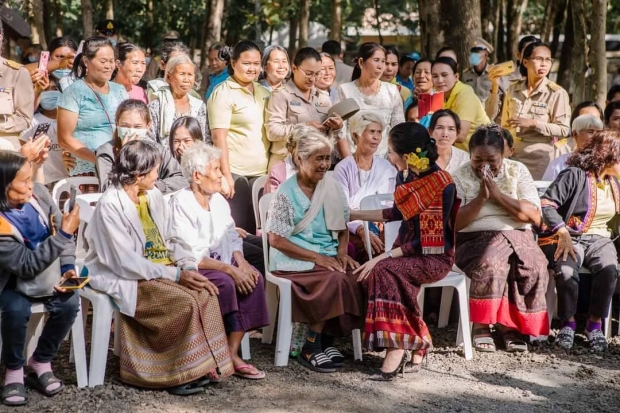 ประมวลภาพ เจ้าคุณพระสินีนาฏ งามสง่าสวมผ้าซิ่นตีนแดง พร้อมเผยความหมาย