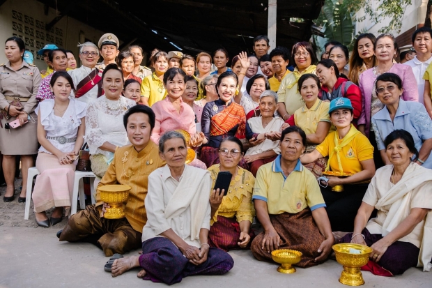 ประมวลภาพ เจ้าคุณพระสินีนาฏ งามสง่าสวมผ้าซิ่นตีนแดง พร้อมเผยความหมาย