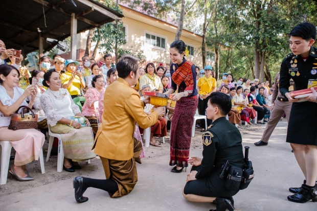 ประมวลภาพ เจ้าคุณพระสินีนาฏ งามสง่าสวมผ้าซิ่นตีนแดง พร้อมเผยความหมาย