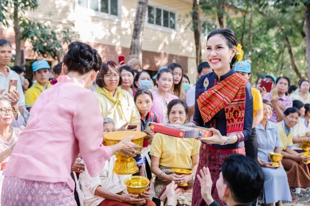 ประมวลภาพ เจ้าคุณพระสินีนาฏ งามสง่าสวมผ้าซิ่นตีนแดง พร้อมเผยความหมาย