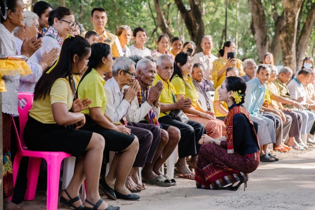 ประมวลภาพ เจ้าคุณพระสินีนาฏ งามสง่าสวมผ้าซิ่นตีนแดง พร้อมเผยความหมาย