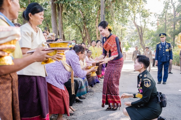 ประมวลภาพ เจ้าคุณพระสินีนาฏ งามสง่าสวมผ้าซิ่นตีนแดง พร้อมเผยความหมาย