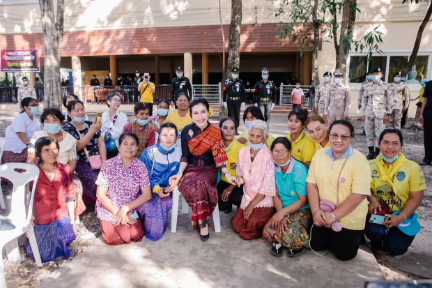 ประมวลภาพ เจ้าคุณพระสินีนาฏ งามสง่าสวมผ้าซิ่นตีนแดง พร้อมเผยความหมาย