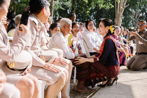 ประมวลภาพ เจ้าคุณพระสินีนาฏ งามสง่าสวมผ้าซิ่นตีนแดง พร้อมเผยความหมาย