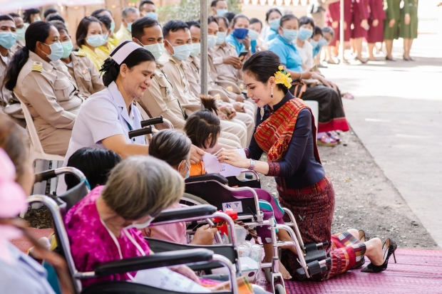 ประมวลภาพ เจ้าคุณพระสินีนาฏ งามสง่าสวมผ้าซิ่นตีนแดง พร้อมเผยความหมาย