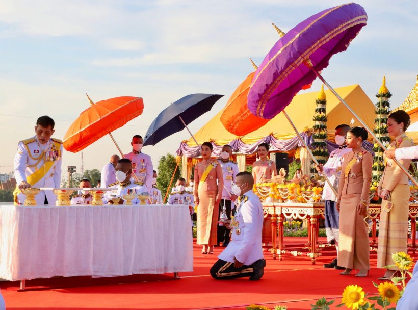 ในหลวง-พระราชินี ทรงวางศิลาฤกษ์แท่นพระฐานพระบรมราชานุสาวรีย์ ร.9