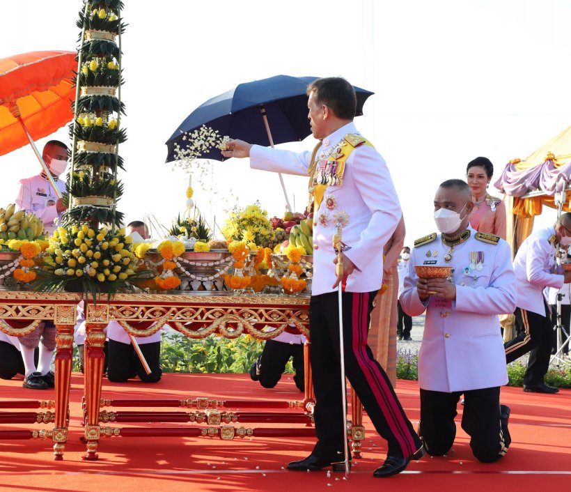 ในหลวง-พระราชินี ทรงวางศิลาฤกษ์แท่นพระฐานพระบรมราชานุสาวรีย์ ร.9