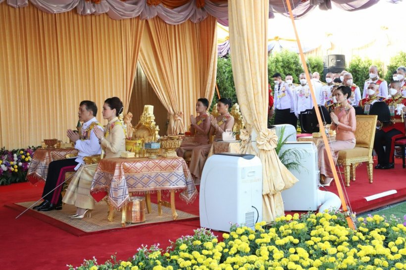 ในหลวง-พระราชินี ทรงวางศิลาฤกษ์แท่นพระฐานพระบรมราชานุสาวรีย์ ร.9