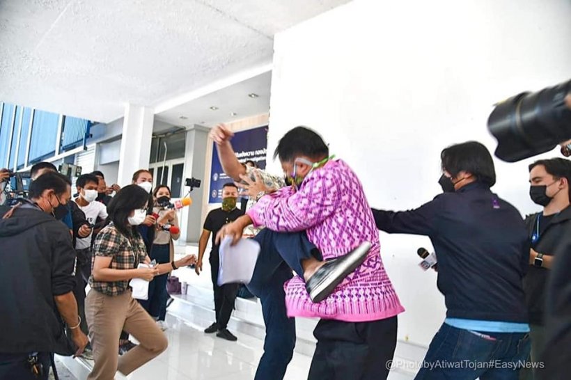 เปิดนาทีชุลมุนศรีสุวรรณถูกต่อย ระหว่างเข้าร้องกล่าวโทษโน้ส อุดม