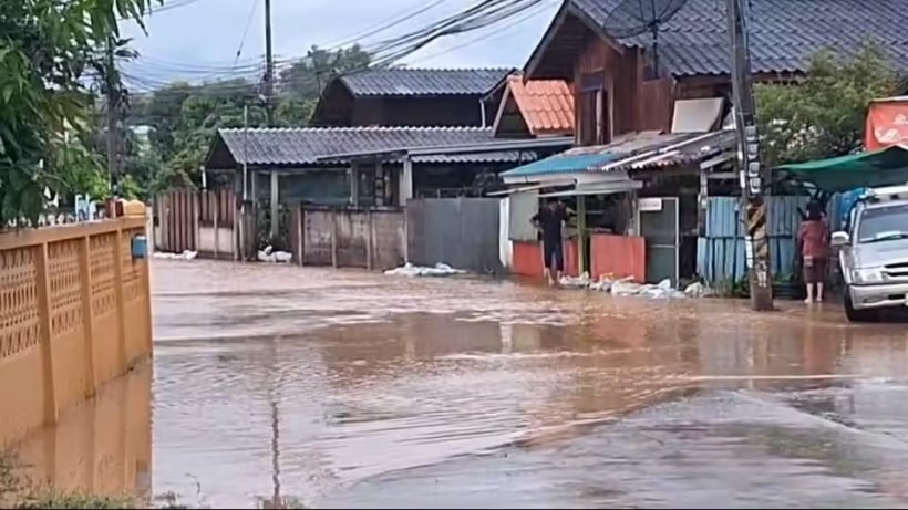 ภาพระทึก น้ำทะลักท่วมพะเยาอีก ชาวบ้าน-นักศึกษาเก็บของวุ่น