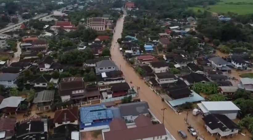 ภาพระทึก น้ำทะลักท่วมพะเยาอีก ชาวบ้าน-นักศึกษาเก็บของวุ่น