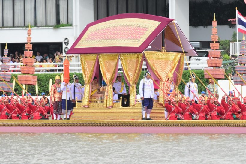 ในหลวง-พระราชินี ประทับเรือพระที่นั่งสุพรรณหงส์ เสด็จฯ ถวายผ้าพระกฐิน